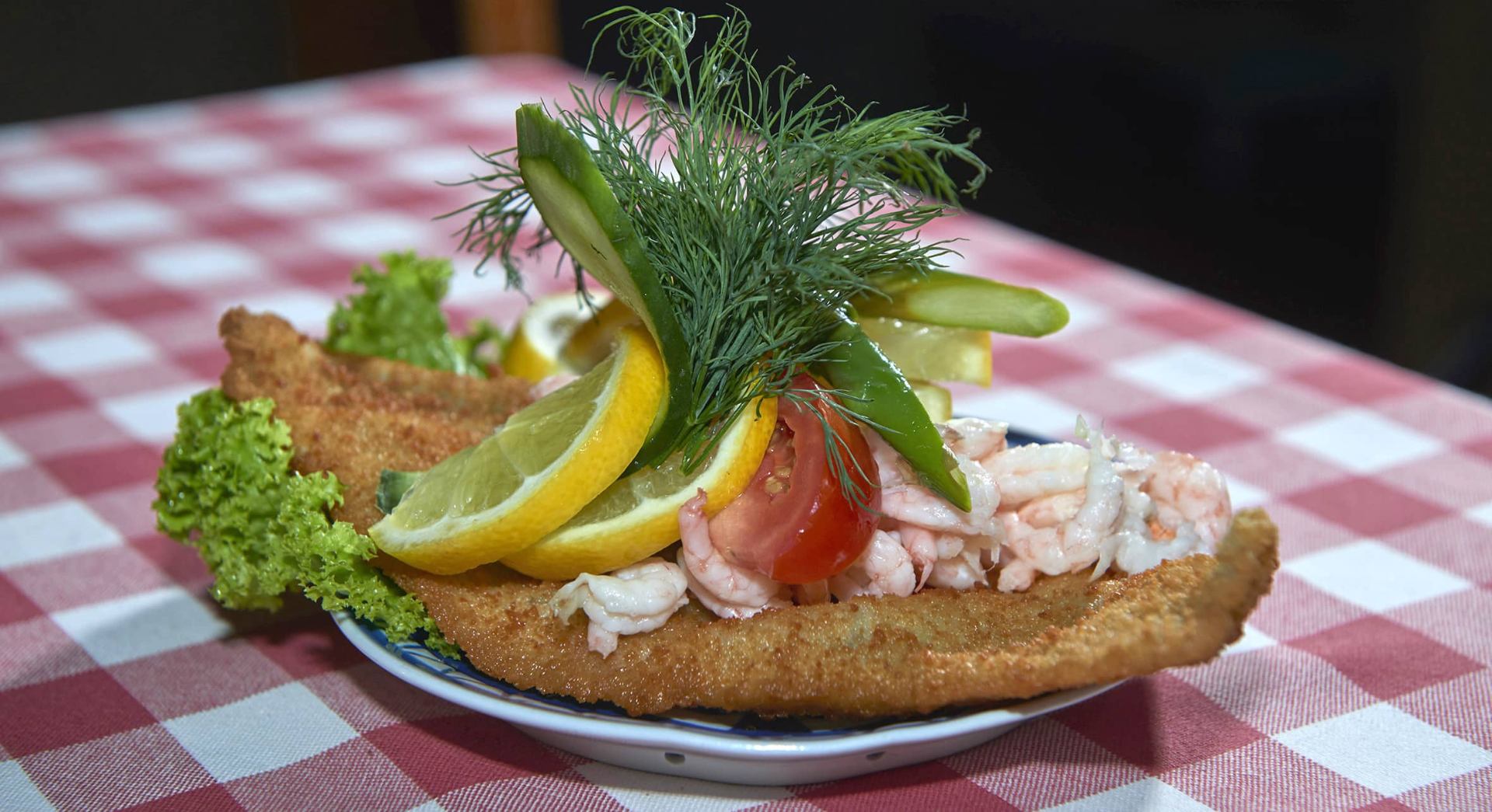 Klassisk dansk smørrebrød med rejer, rødspætte, citron og friske krydderurter
